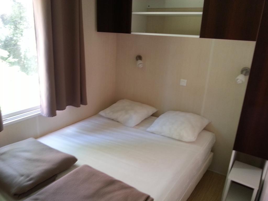 Camping Paradis Bellerive Montfrin Room photo