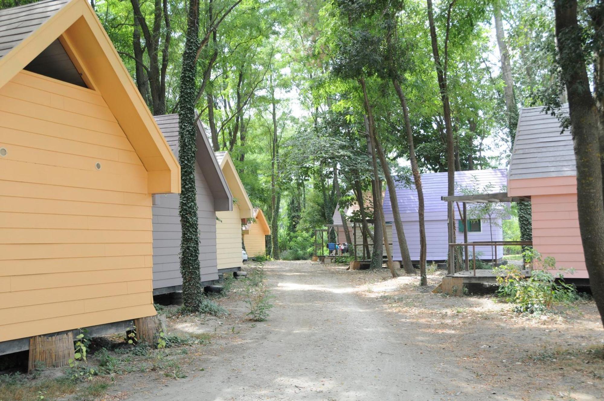Camping Paradis Bellerive Montfrin Exterior photo