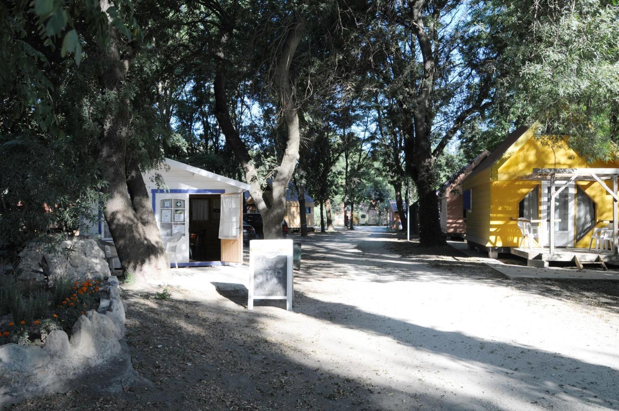 Camping Paradis Bellerive Montfrin Exterior photo