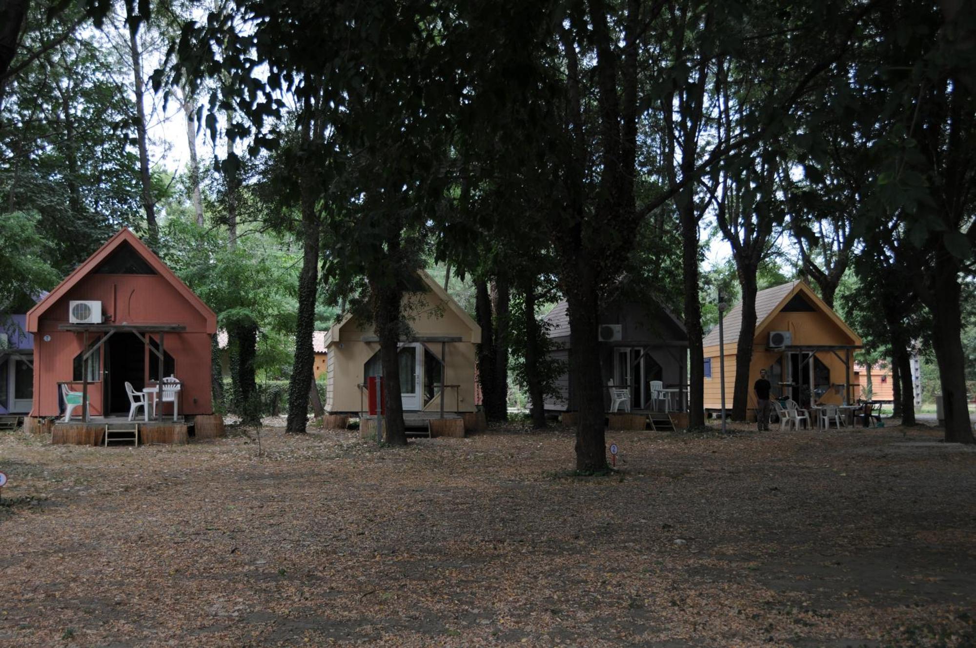 Camping Paradis Bellerive Montfrin Exterior photo
