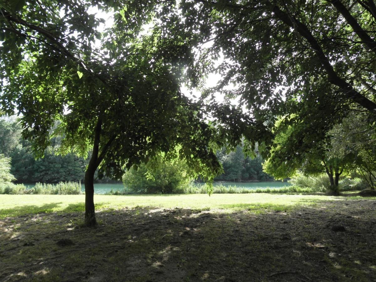 Camping Paradis Bellerive Montfrin Exterior photo
